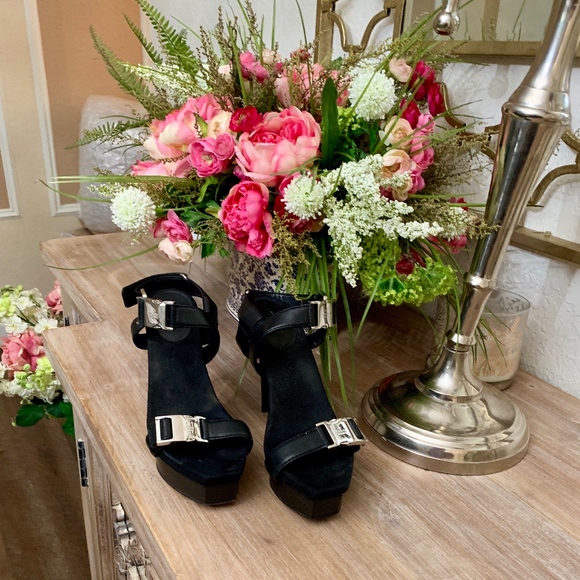 ONE OF A KIND Gucci Platform Black Sandals - Picture 5 of 8